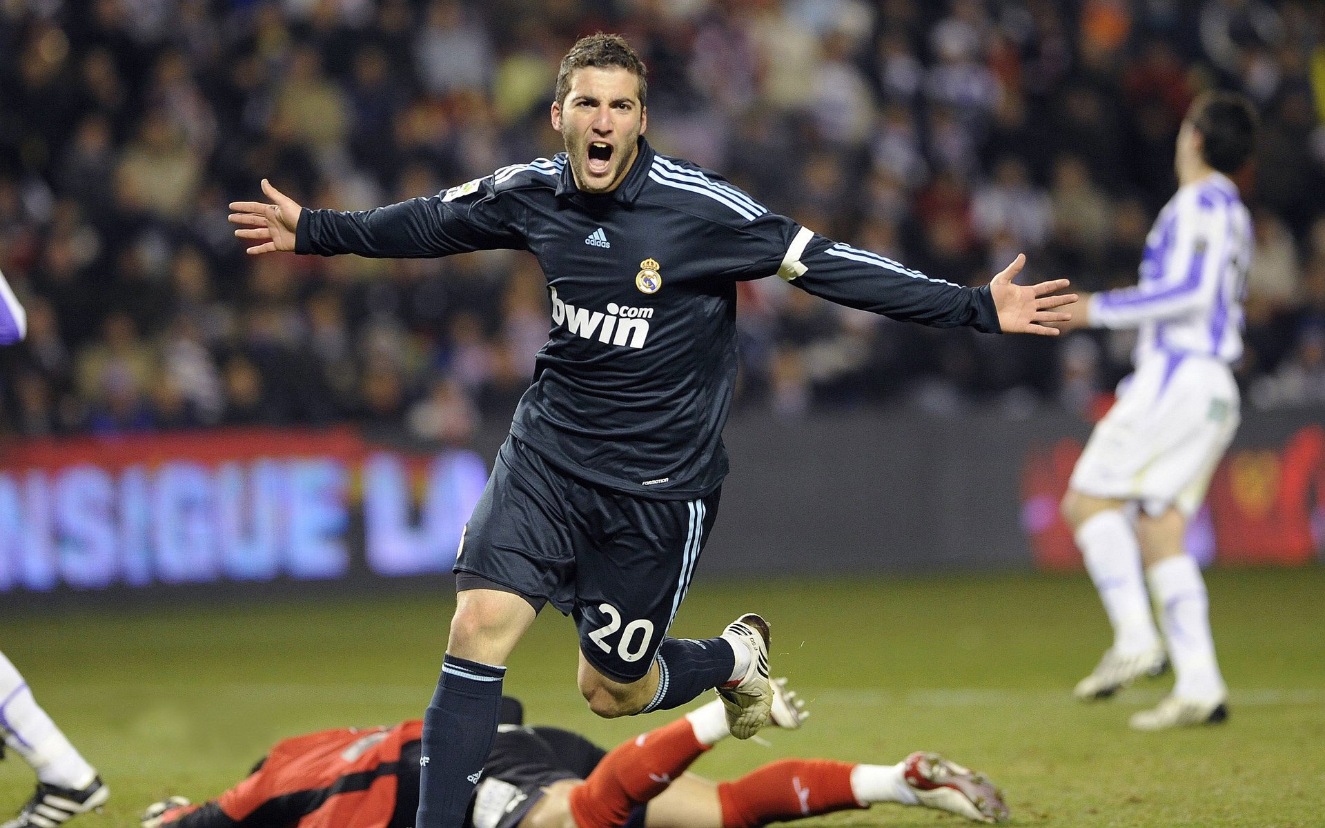 C罗在尤文图斯比赛中夺冠,领先优势明显引发热议!赛场气氛高涨