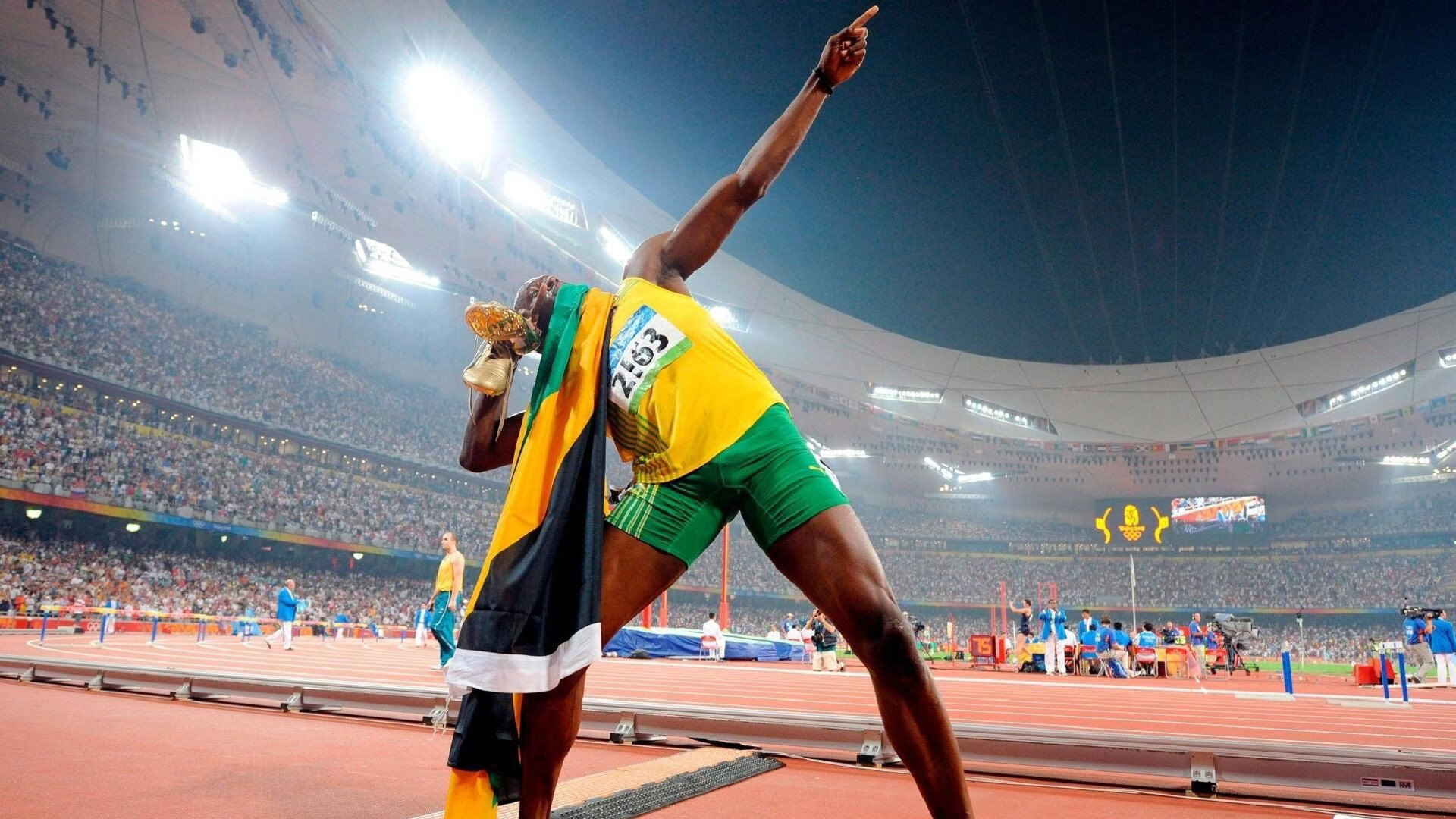 C罗在尤文图斯比赛中夺冠,领先优势明显引发热议!赛场气氛高涨